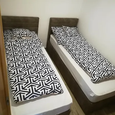 Voeroes Macska Vendeghaz 3*