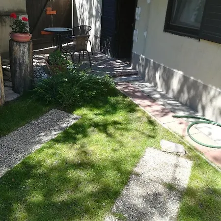 Voeroes Macska Vendeghaz Guest house