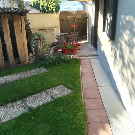 Voeroes Macska Vendeghaz Гостевой дом 3*