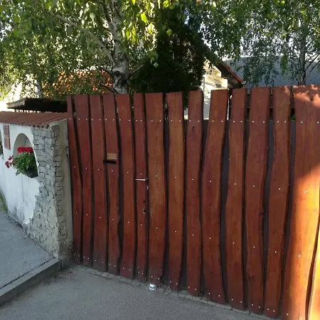 Voeroes Macska Vendeghaz 3*