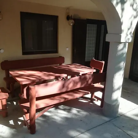 Voeroes Macska Vendeghaz 3* Szentkiralyszabadja