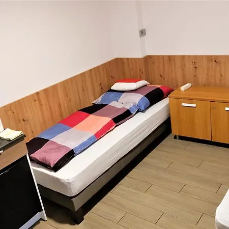 Guest house Voeroes Macska Vendeghaz