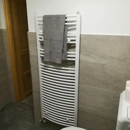 Voeroes Macska Vendeghaz 3*