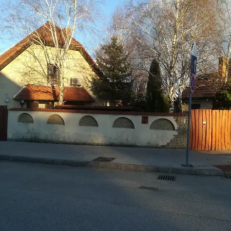 Voeroes Macska Vendeghaz Гостевой дом Szentkiralyszabadja