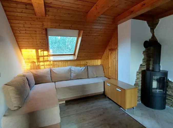 Voeroes Macska Vendeghaz 3*