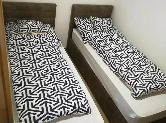 Voeroes Macska Vendeghaz 3*