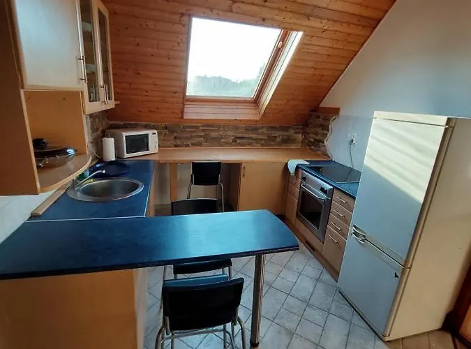 Voeroes Macska Vendeghaz 3*