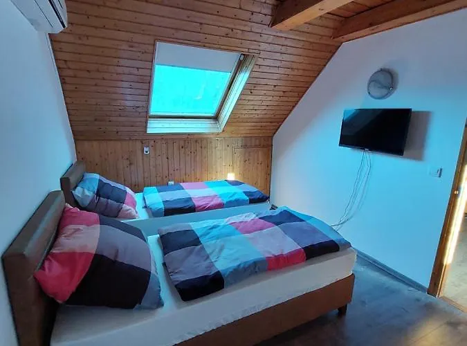 בית הארחה Voeroes Macska Vendeghaz Szentkirályszabadja