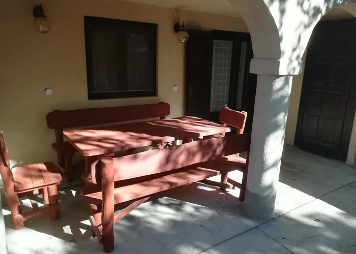 Voeroes Macska Vendeghaz 3* Szentkirályszabadja