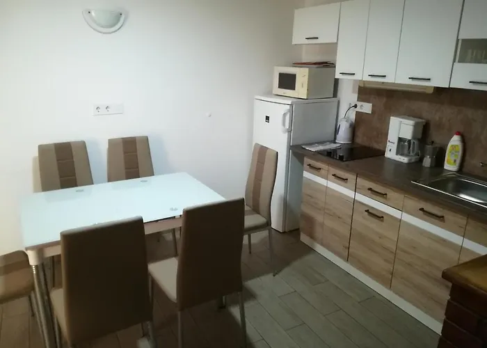 Voeroes Macska Vendeghaz בית הארחה