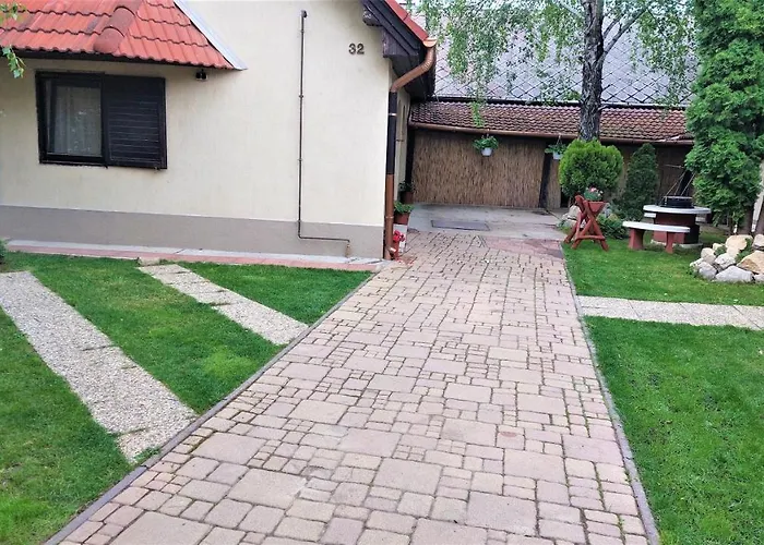 Voeroes Macska Vendeghaz