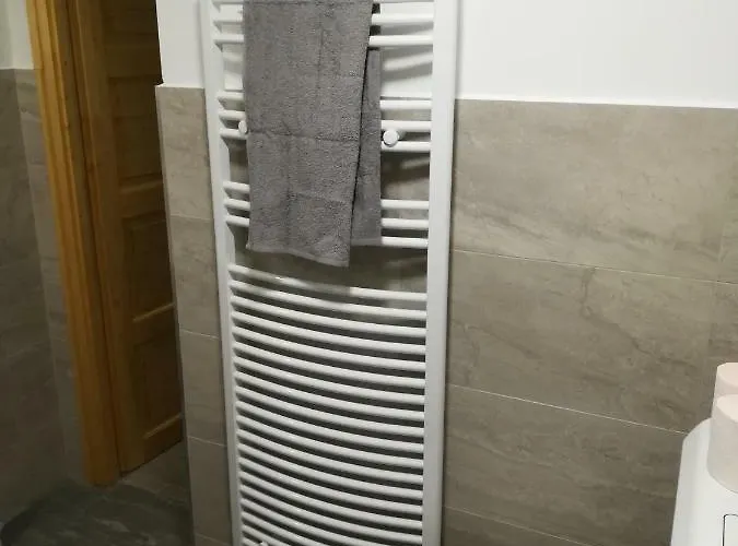 Voeroes Macska Vendeghaz 3*