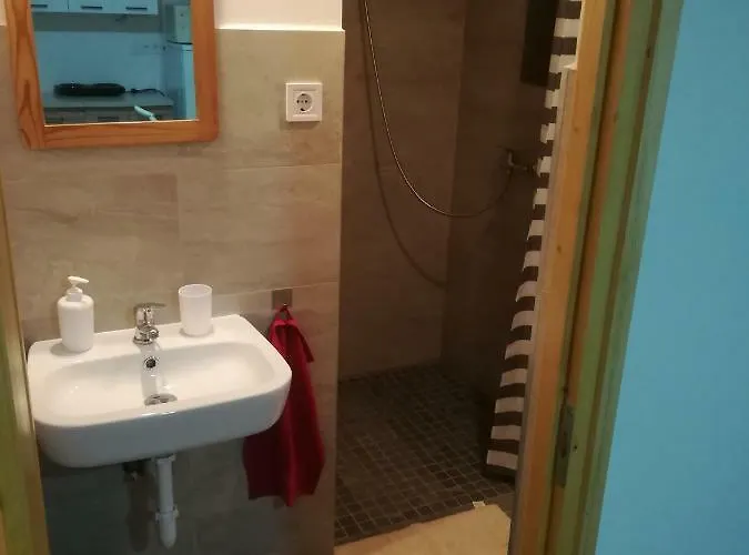 Voeroes Macska Vendeghaz Pensionat 3*