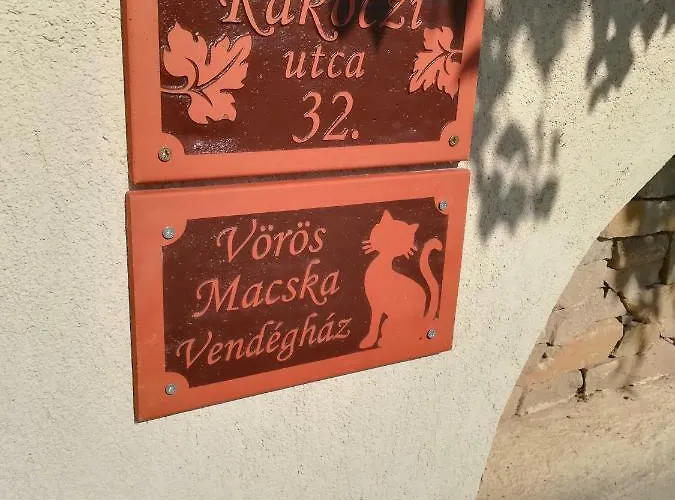 Voeroes Macska Vendeghaz